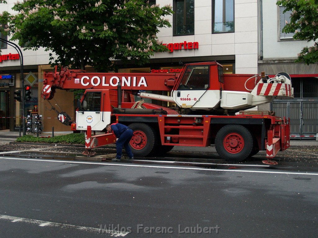 800 kg Fensterrahmen drohte auf Strasse zu rutschen Koeln Friesenplatz P11.JPG